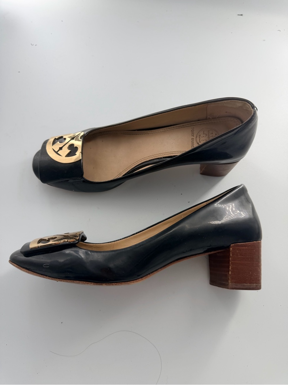 Tory Burch Black Patent Leather Gold Logo Block Heel Pumps Size 6.5
